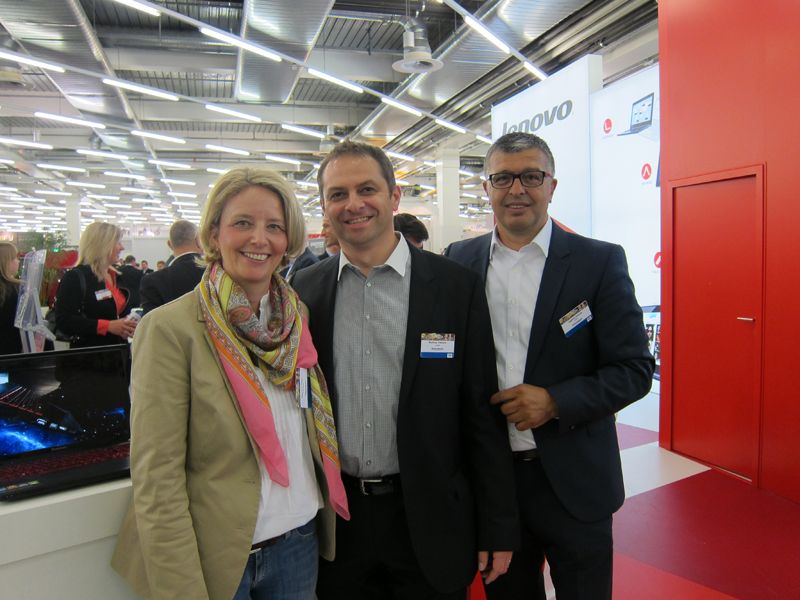 Stephanie Steen, IT-BUSINESS, mit dem alten, nun wieder neuen Matthias Kälberer und Aggelos Derezis, Lenovo (Bild: IT-BUSINESS)