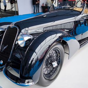 Für rund 12,7 Millionen Euro wechselte ein Alfa Romeo 8C 2900B Lungo Spider aus dem Jahr 1939 den Besitzer. Die entsprechende Serie baute Ferrari von 1931 bis 1939. Der Motor hat zwei obenliegende Nockenwellen und einen Zylinderkopf aus Aluminium sowie zwei Kompressoren. Serienmäßig leistet der Motor 142 PS/104 kW. Gerade einmal 188 Exemplare aller Versionen entstanden.(Bild:  classic analytics)