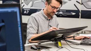 Modelleure bei Audi beherrschen sowohl die handwerkliche Arbeit am physischen Modell als auch den Umgang mit den CAD-Tools am Rechner. (Audi)