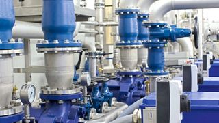 Bei der Auslegung von Pumpwerken in der Abwassertechnik zählt als oberstes Gebot, Pumpen mit ausreichender Leistung auszustatten. Nur so sind diese in der Lage, das Abwasser so verlässlich zu transportieren wie ein freies Gefälle. (©thomas haltinner - stock.adobe.com)