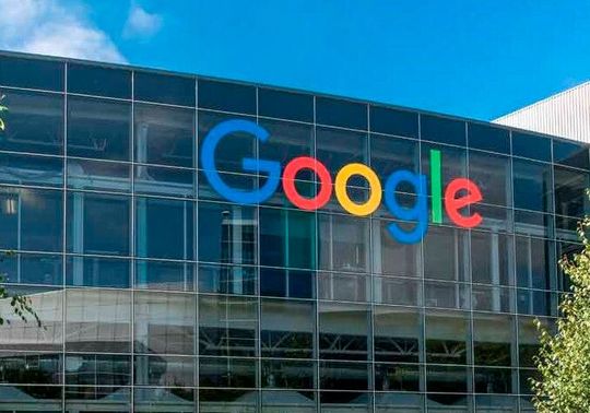 Kunterbund und unschuldig leuchten die Farben des Google-Logos in die Welt. Doch die EU-Kommission will festgestellt haben, dass es zu unlauterem Wettbewerb gekommen ist, wie es heißt. US-Präsident Donald Trump ist außer sich ...(Bild:  Google)