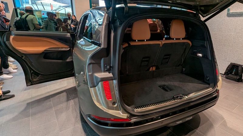 Selbst mit drei Sitzreihen fasst der Kofferraum über 700 Liter. (Bild: Mauritz – VCG)