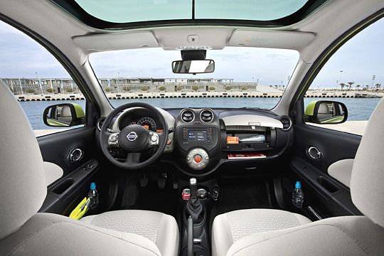 Im Micra Tekna liefert Nissan ein Glasdach serienmäßig mit, das dem Innenraum mehr Licht und Weite gibt. (Nissan)