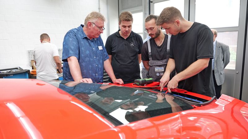 Mit dem Projekt Diakom-E soll die Aus- und Weiterbildung an Hochvoltfahrzeugen künftig verbessert werden.(Bild:  Schmidt - VCG)
