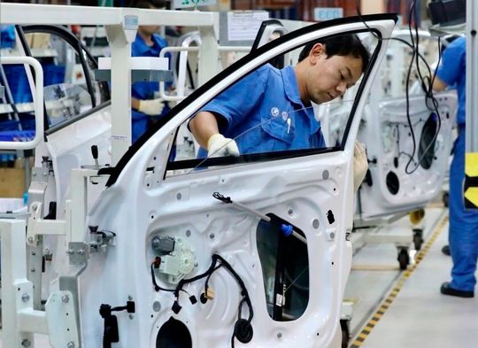 Die globale Automobilbranche wird gebeutelt. Das bekommen aber vor allem die deutschen Hersteller zu spüren, wie eine Analyse von EY jetzt zeigt. Zum Beispiel waren die Gewinne im dritten Quartal so niedrig wie seit 16 Jahren nicht mehr ...(Bild:  Montageblick)