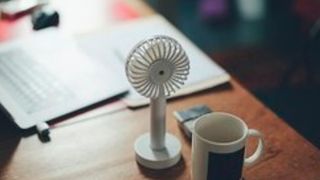 Hitze im Büro macht vielen Arbeitnehmern zu schaffen – gerade vor dem Hintergrund der Schutzmaßnahmen infolge der Corona-Pandemie. (Bild: Siniz Kim on Unsplash)