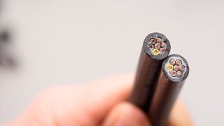 Im Gegensatz zu herkömmlichen PUR Leitungen besitzen die Ölflex 408 und 409 P eine zwickelfüllende Funktionsschicht mit optimiertem Einreißverhalten. (Bild: Lapp Kabel/Wolfram Scheible)