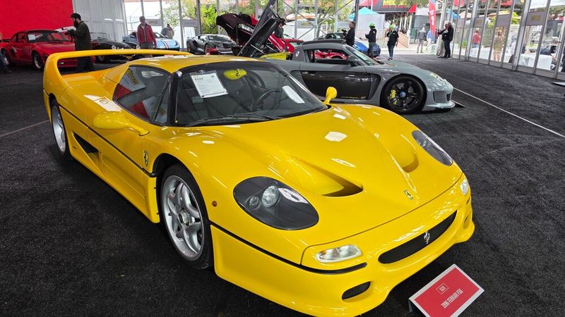 Platz 7: Gerade so Oldtimer geworden, erlöste dieses 1996er Ferrari F50 Coupe den stolzen Pres von 14.575.000 Dollar beo Mecum Auctions. Es ist eines von nur 31 Autos, die in diesem gelben Farbton lackiert sind und ist Nr. 239 von 349 gebauten F50. Es wurde neu an einen Kunden in der Schweiz geliefert. (Bild: Classic Analytics)