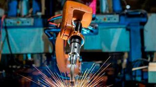 Roboter können dem Fachkräftemangel effektiv begegnen, damit Unternehmen zukunftsfähig bleiben. Doch eine Analyse des Bundesverbands Industrie Kommunikation (BVIK) hat ergeben, dass sich das zwar Konzerne leisten, aber die KMU erst noch überzeugt werden müssen ...  (Bild: B. Zünselmann)