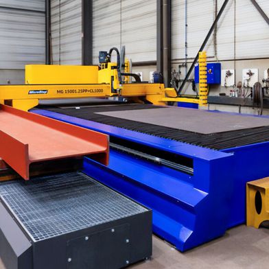 Pari Metal entschied sich für eine Plasmaschneidanlage der MG-Baureihe von Microstep – ein echtes Kraftpaket. Die 15 Meter lange und 2,5 Meter breite Anlage ist zudem mit einem Ausleger an der Portalbrücke ausgestattet, der die Bearbeitung von Rohren mit einem Durchmesser von bis zu 1000 mm ermöglicht. Damit lassen sich nicht nur Blechtafeln, sondern auch Profile präzise schneiden. (Bild: Microstep)