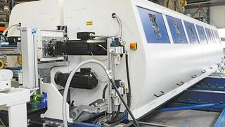 Der Doppelendprofiler von Kraft Maschinenbau fräst in sehr hoher Stückzahl Längs- und Quernuten in Fußbodendielen; verbaut sind Frequenzumrichter und Getriebemotoren von SEW Eurodrive. (SEW-Eurodrive/Kraft Maschinenbau)