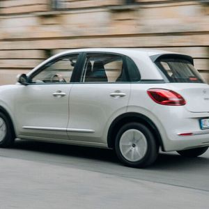 Ari Motors erweitert sein Portfolio um einen Pkw namens Poly. Keine vier Meter ist der elektrisch fahrende Fünftürer lang.(Bild:  Ari Motors)