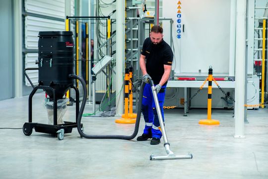 Das ist das neuartige Longopac-System von Ruwac. Es ermöglicht den hygienischen Staubbeutelwechsel innerhalb kürzester Zeit, heißt es. Der Neuling rentiere sich besonders, wenn viel Staub anfalle und der Beutel häufig gewechselt werden müsse.(Bild:  Ruwac Industriesauger)