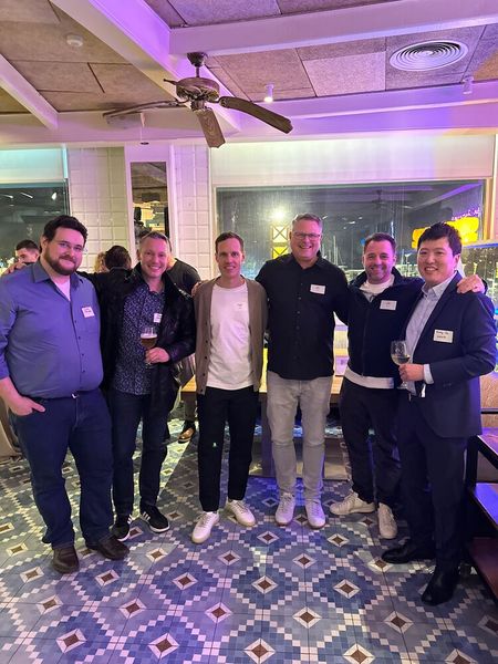 (v. l.) Lutz Fernholz (e-systems), Stefan Spindel & Christoph Emde (Samsung), Dirk Bürger, Zan Bazika & Sounghyun Oh (Solum) haben auch ohne Deniz viel Spaß. (Bild: Vogel IT-Medien GmbH)