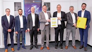 Feierliche Übergabe der Urkunde (v. l. n. r.): Maik Lützow (Knitter-Switch), Thomas Weihing (Rutronik), Dr. Jakob Käpplinger (Rutronik), Markus Krieg (Rutronik), Hanspeter Külb (Knitter-Switch), Martin Unsöld (Rutronik), Daniel Külb (Knitter-Switch). (Rutronik)