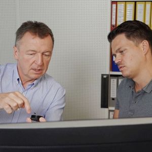 Benjamin Rentschler (rechts), Produktmanager bei Lapp, hat gemeinsam mit seinem Entwickler-Kollegen Daniel Müller (links), umfangreiche Tests der Materialeigenschaften von verschiedenen Gel-Arten vorgenommen, bis der geeignete Werkstoff gefunden war.