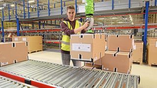 Im neuen Bereich im Logistikzentrum von DHL Solutions in Hamburg unterstützt der „piLIFT SMART“ Mitarbeiter dabei, Kartons aus dem manuellen Lager wieder in das automatisierte Distributionssystem einzuschleusen. So kann DHL auch Forderungen von Replenishment und Consignment Stock der Tom-Tailor-Abnehmer gerecht werden. (Piab)