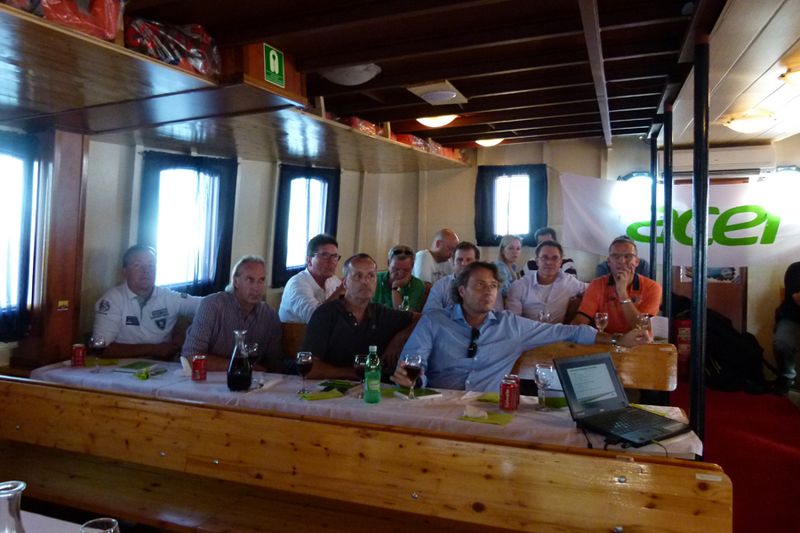 An Bord konnten die Gäste neben einem Welcome-Lunch auch ein Meeting abhalten, bei dem die neuesten Entwicklungen des Unternehmens präsentiert wurden, und so die Fahrtzeit überbrücken. (Acer)