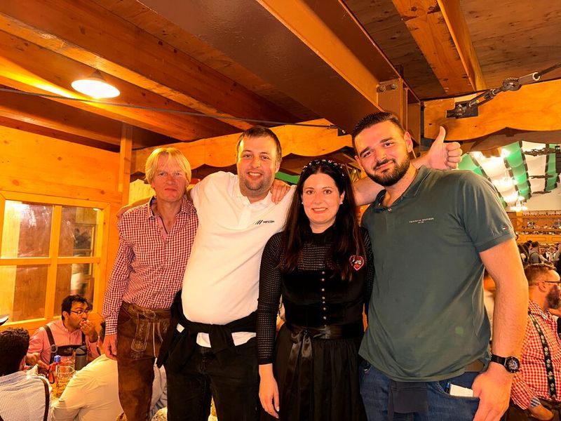 Julia Mitterdorfer (TD Synnex) mit (v. l.) Rigo Klemm (CTT), Philip Pfab und Dimitrios Osipidis (mifcom) (Bild: Vogel IT-Medien GmbH)