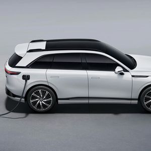 Dank 800-Volt-Technologie lässt sich der Xpeng G9 am Schnelllader in 20 Minuten von 10 auf 80 Prozent füllen. (Bild:  Xpeng)