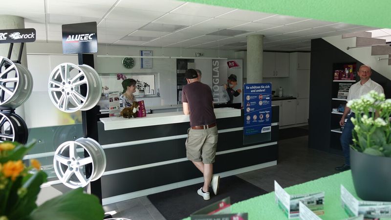 ... und im hell und freundlichen gestalteten Kundenzentrum gezeigt. (Bild: Schreiner/»kfz-betrieb«)