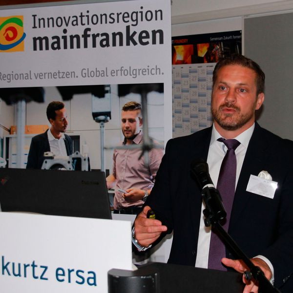 In der Innovationsregion Mainfranken entsteht Neues, wie Prof. Volker Bräutigam zu berichten wusste: Er zeigte Sinn und Entwicklungsstand der geplanten intelligenten Fabrik in Schweinfurt auf. (Bild: Jablonski)