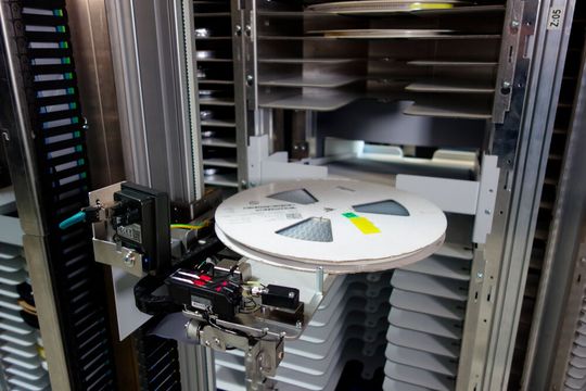 Blick in ein besonderes, automatisiertes Lagersystem von Otto Künnecke, das den Namen „Magic Tower“ trägt. Es soll das Materialhandling im Rahmen der Elektronikfertigung vereinfachen. Bis zu 60.000 SMD-Rollen finden darin Platz.(Bild:  Otto Künnecke)