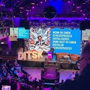 In seiner Keynote gibt Linus Neumann (Hacker, Psychologe und IT-Sicherheitsexperte) einen spannenden Einblick darüber, warum es eine IT für die Menschen braucht und nicht dagegen.  (Bild: Vogel IT-Medien)