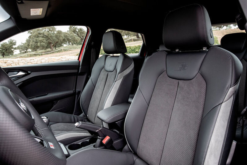 Das Mobiliar ist so komfortabel wie liebevoll verarbeitet, das Platzangebot im Vergleich zum Vorgänger leicht gewachsen. (Auto-Medienportal.Net/Audi)