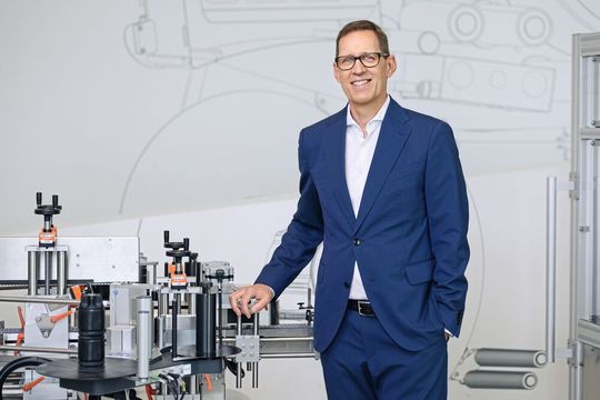 Martin Kühl ist Leiter des Geschäftsbereichs Etikettiermaschinen bei der Herma GmbH. Der Spezialist für Verpackungs- und Produktkennzeichnung beschäftigt weltweit mehr als 1.100 Mitarbeiter und erwirtschaftete zuletzt einen Jahresumsatz von 450 Millionen Euro. Das Unternehmen befindet sich seit fast 120 Jahren im Familienbesitz.(Bild:  Fotografie Ebinger)