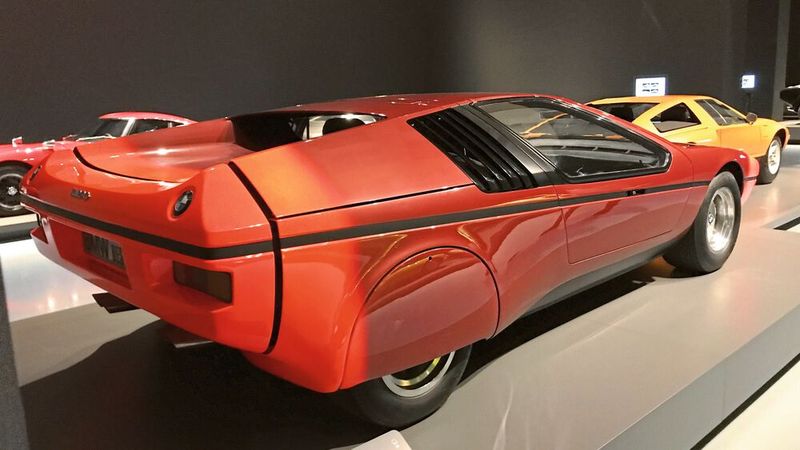 ...doch um den Bedarf durch Automobilmessen zu befriedigen, baute BMW einen zweiten Turbo. Seine Hinterräder waren zur Hälfte abgedeckt, um eine bessere Aerodynamik zu erreichen. Ein weiterer Höhepunkt waren die Flügeltüren, deren Scheiben beim zweiten, später gebauten Prototyp ein kleines Schiebefenster hatten.  (Bild: autodrom)