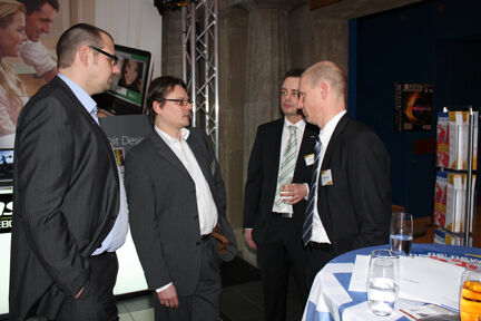 Christoph Rothert (Kosatec, 2. von links), Kai Kirschner und Roland Bartunek (beide Tech Data) (Archiv: Vogel Business Media)