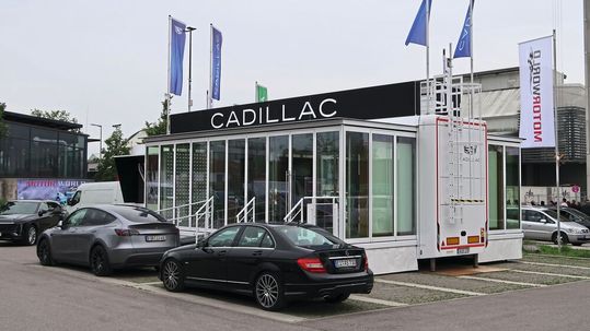 Zurück in Deutschland: Der Cadillac-Shop in der Motorworld München ist schon länger bereit.(Bild:  Peter Diehl)