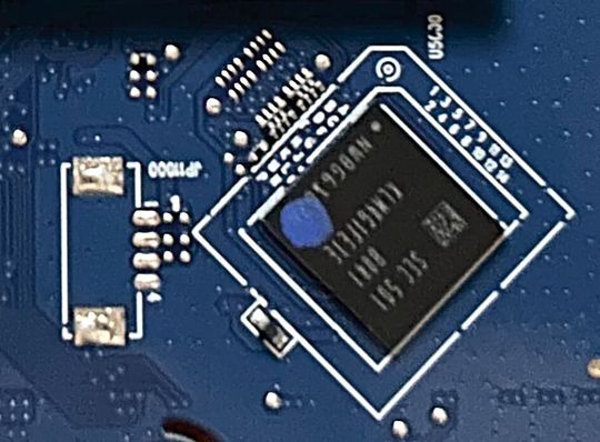 Image 1: Four-pin connector next to the eMMC flash chip.(Image: Keysight Technologies)
