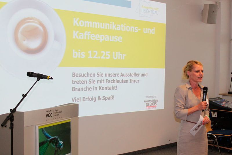 Bei einer Kaffepause konnten sich die Besucher stärken, mit den Experten diskutieren und die Ausstellung besuchen. (V. Siegl/konstruktionspraxis)