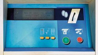 Optisches Bonden: Es lassen sich nicht nur Reflexionen verringern. Für Systemintegratoren und Anwender zählen außerdem Design, Splitterschutz oder Wärmeableitung. (Bild: Hy-Line Computer Components)