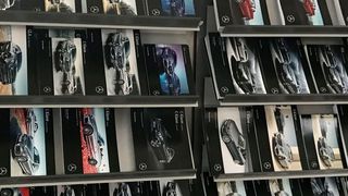 Ab Januar 2018 soll in Mercedes-Autohäusern Schluss sein mit Prospekten und Preislisten aus Papier. (Michel / »kfz-betrieb«)