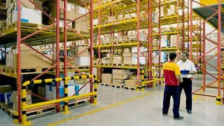 Zur Effizienzsteigerung in Außenlagern für medizinische Geräte hat DHL eine neue Servicelogistiklösung entwickelt. (DPDHL)