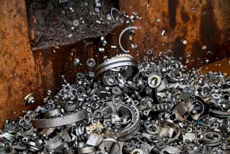 Geläutert! Später wird der Schrott aus Wälzlagerplagiaten in einem Stahlwerk eingeschmolzen. Somit finden die stählernen „Betrüger“ den Weg zurück in den Wertstoffkreislauf, wobei aus illegalen Fälschungen hoffentlich nur legale Produkte entstehen. (Bild: Schaeffler / B. Meyer)