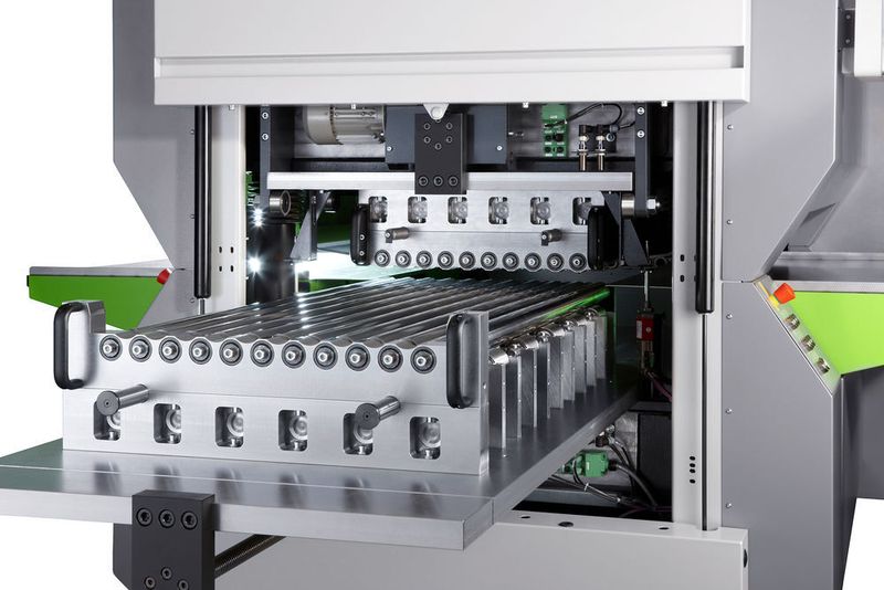 Die Richtmaschinen verfügen über erweiterte Schnellwechseleinrichtung, welche die komplette Richtwalzenkassette elektromechanisch aus der Maschine herausfährt und somit eine bequeme und schnelle Reinigung ermöglicht. (Bild: Kohler Maschinenbau)
