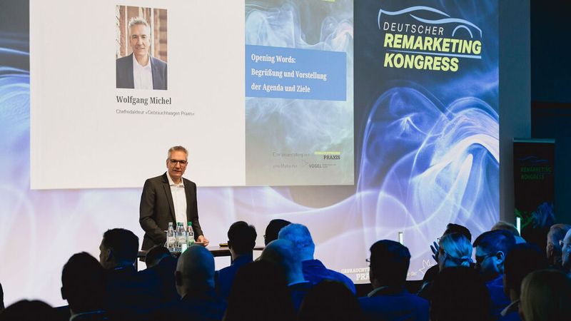 Wolfgang Michel, Chefredakteur von »Gebrauchtwagen Praxis«, stimmte die Besucher auf das Tagungsprogramm ein. (Bild: Stefan Bausewein)
