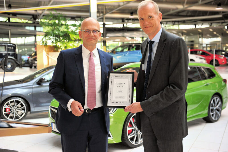 Auch Opel-Deutschland-Chef Ulrich Selzer (links) gratulierte Esko Thüllen zum 100-jährigen Firmenjubiläum. (Opel)