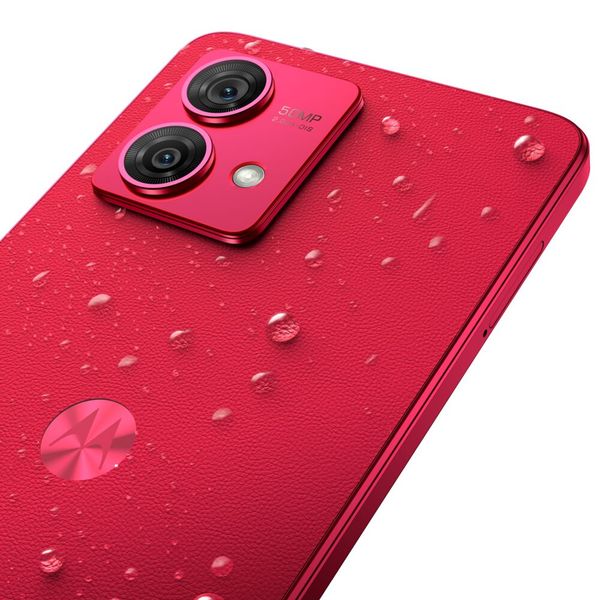 Die Rückseite des Moto g84 5G ist aus veganem Leder gefertigt und wasserabweisend. (Bild: Motorola)