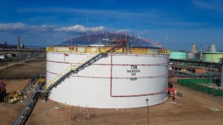 Riesenvolumen! Dieser moderne Großtank ist der größte in Rumänien stehende seiner Art, entwickelt und gebaut von Poerner Romania für OMV Petrom in Ploesti. Er fasst 10.000 Kubikmeter. Sein Bau forderte die Experten durchaus heraus ... (Bild: Pörner-Gruppe)