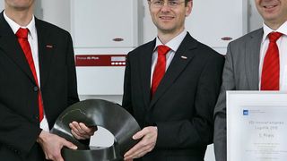 Otto Schuster, Global Manager Marketing, Sales &amp; Services (rechts), Dr. Ewald Wahlmüller, Projektleiter Hylog (Mitte) und Michael Schubert, Business Development Energiezelle mit dem VDI-Innovationspreis Logistik 2010. Bild: Fronius (Archiv: Vogel Business Media)