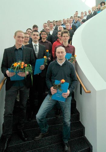 Gesellenbrief in der Hand: Die Kfz-Innung Rostock feierte die Freisprechung im Rahmen der Messe „Autotrend“. (Foto: Zietz)