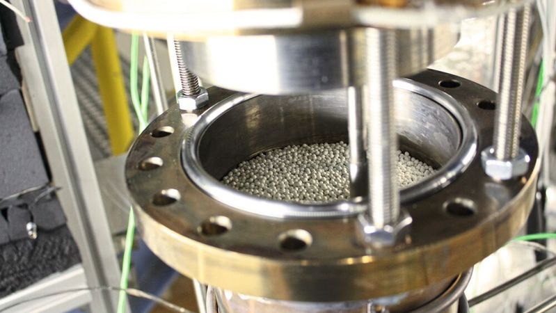 Wärmespeicher im Labormaßstab: Auf dem Foto sind die Keramikkügelchen zu sehen, welche die Wärme speichern. (Bild:  KALLA, KIT)