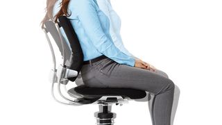 Der Active-Office-Chair 3Dee ohne Armlehnen ermöglicht mehr uneingeschränkte Bewegungen im langen Sitzalltag. (Aeris)