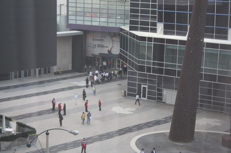 Die Schlange vor dem Air Canada Center um 7 Uhr in der Früh. (Archiv: Vogel Business Media)
