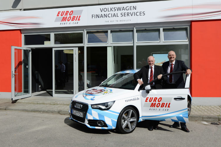 V. li.: Vertriebsleiter Frank Kückelhahn und Geschäftsführer Dr. Frank Woesthoff freuen sich über die Eröffnung des neuen Standorts in München. (Foto: Euromobil)